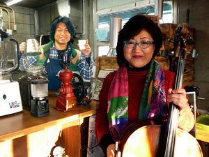 市場カフェのオーナー山﨑健太郎さんと植草ひろみ